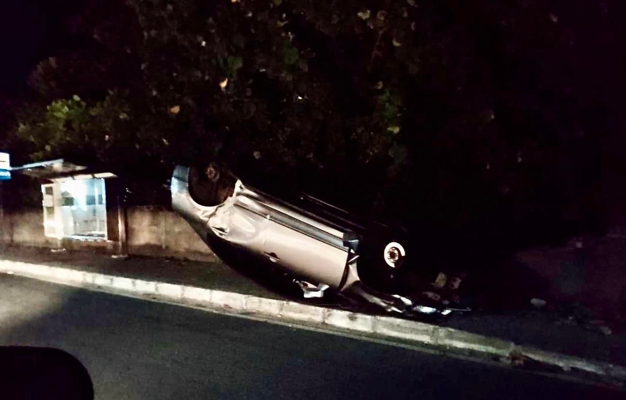 Motorista perde controle de carro e capota em bairro de Maricá 11 acidente carro