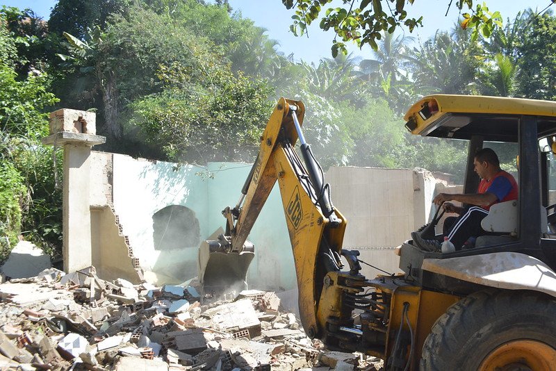 Maricá: Prefeitura demole três casas construídas em área de risco em Araçatiba 5 construcao irregular