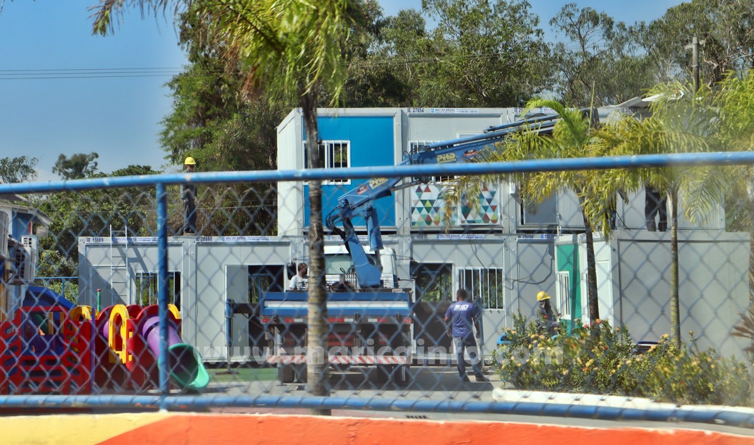 Maricá: Sindicato denuncia falta de salas de aulas na rede pública municipal 7 containers salas de aula