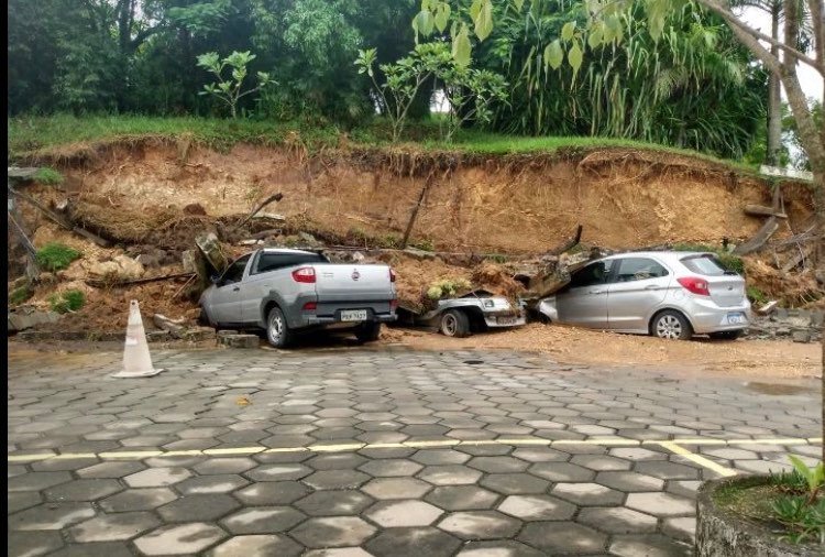 Maricá: Prefeitura monta pontos de arrecadação de doações para desalojados 8 deslizamento carros