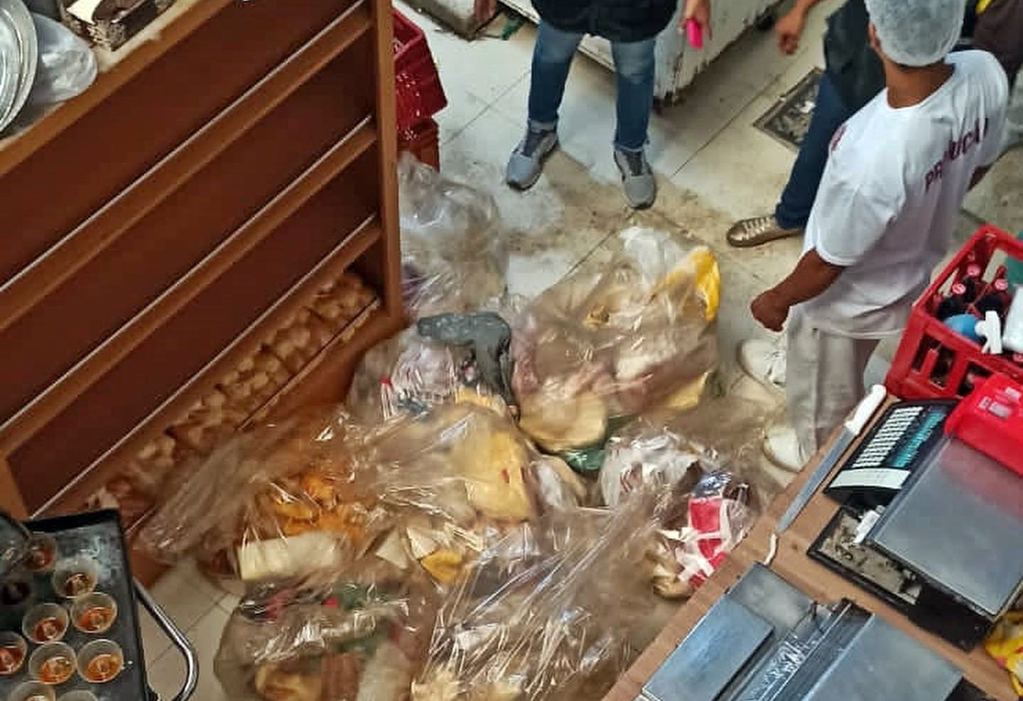 Maricá: Fiscalização encontra cerca de 400 kg de produtos impróprios para consumo em padaria 9 fiscalizao procon marica