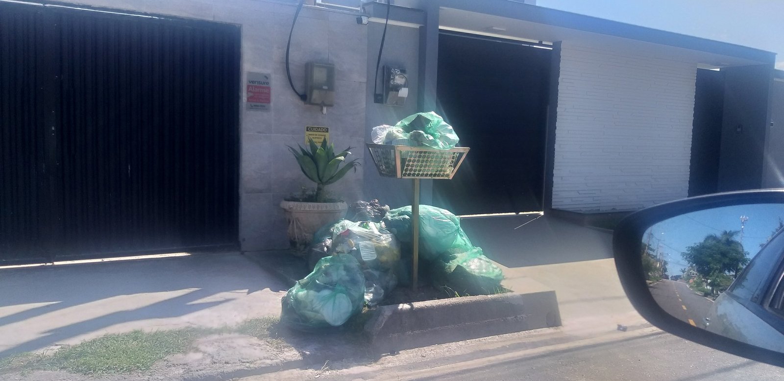 Itaipuaçu: Moradores do Jardim Atlântico reclamam da falta de coleta de lixo 11 lixo acumulado itaipuacu