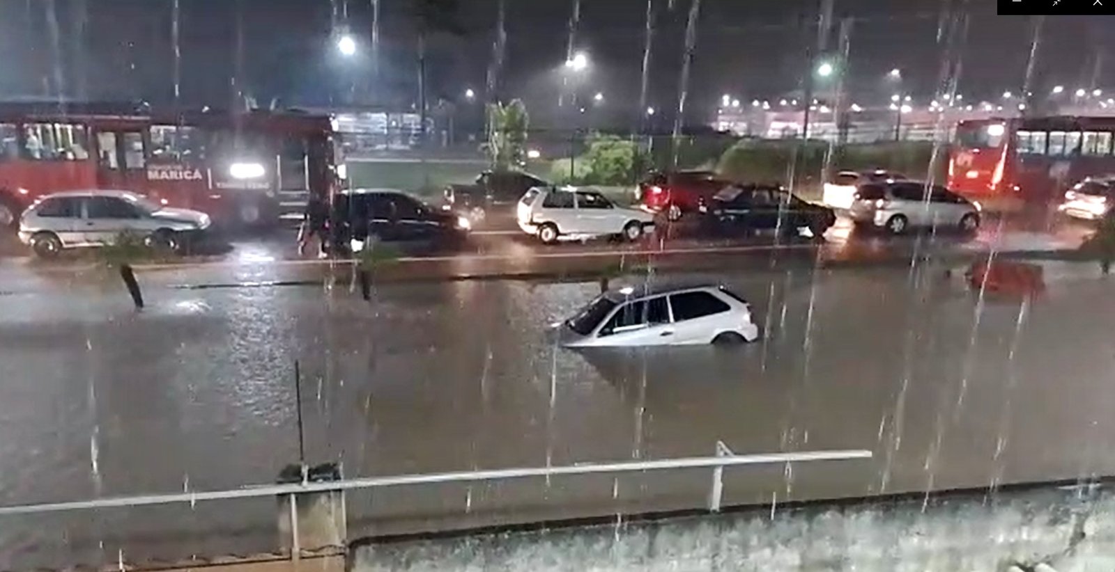 Maricá entra em estágio de alerta durante forte temporal 7 rua alagada itapeba marica