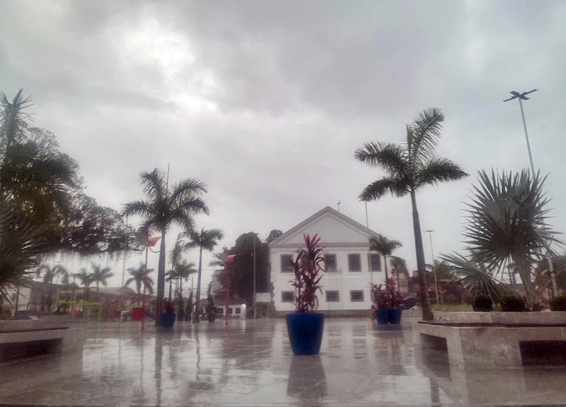 Em Maricá, tempo fica chuvoso e temperatura volta a cair 6 centro marica dia chuvoso