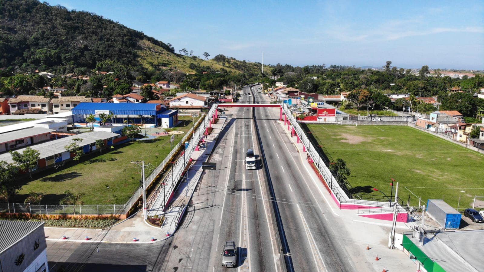 Mulher morre e duas pessoas ficam feridas após atropelamento na RJ-106, em Maricá 3 passarela inoa rj
