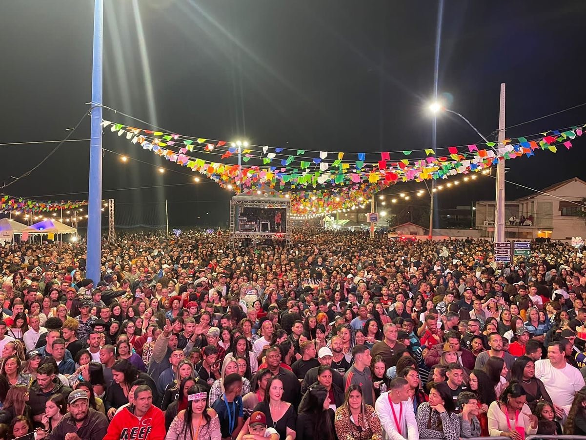 Arraiá de Maricá: 'Barões da Pisadinha' arrasta multidão com show marcado por problemas técnicos 8 baroes da pisadinha itaipuacu