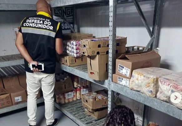 Maricá: Ação da Secretaria de Defesa do Consumidor descarta 25kg de carnes 7 acao proc merca