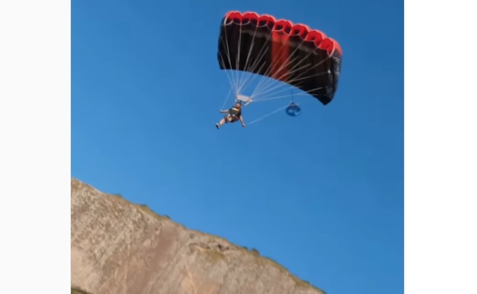Itaipuaçu: Homem pula de bike e paraquedas da Pedra do Elefante (vídeo) 9 basu jumping pedra