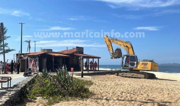 Itaipuaçu: Iniciada a derrubada de quiosques na orla 9 derrubada quiosque itaipuacu