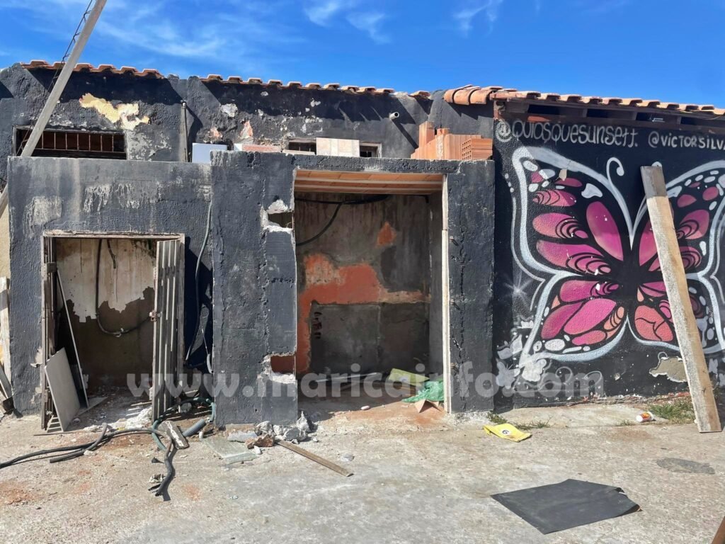 Itaipuaçu: Iniciada a derrubada de quiosques na orla 8 derrubada quiosques itaipuacu