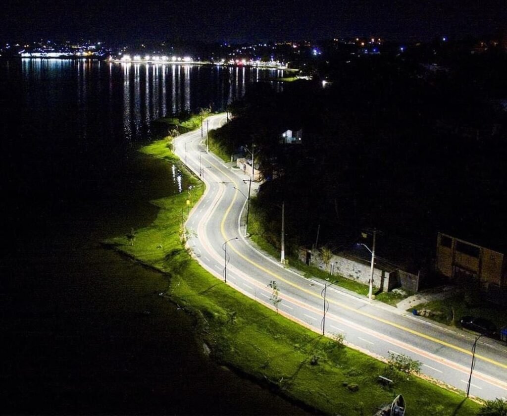Maricá: Prefeitura inicia troca de lâmpadas em áreas públicas 7 Orla de Araçatiba com lâmpadas de LED.