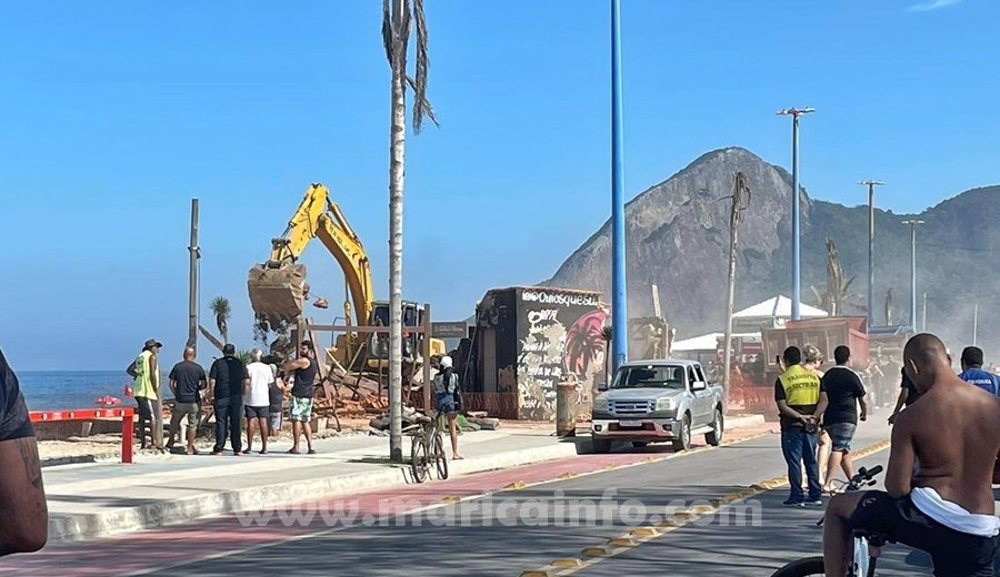 Itaipuaçu: Iniciada a derrubada de quiosques na orla 7 qiosque derubada itai
