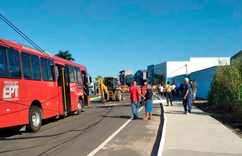 Maricá: Retroescavadeira derruba postes e interdita uma das entradas de Itaipuaçu 9 vivendas copiar