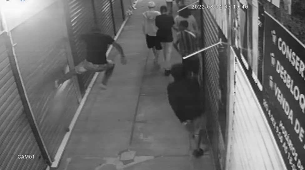Maricá: Câmeras flagram vandalismo a lojas no mercado popular 8 camera seg galeria