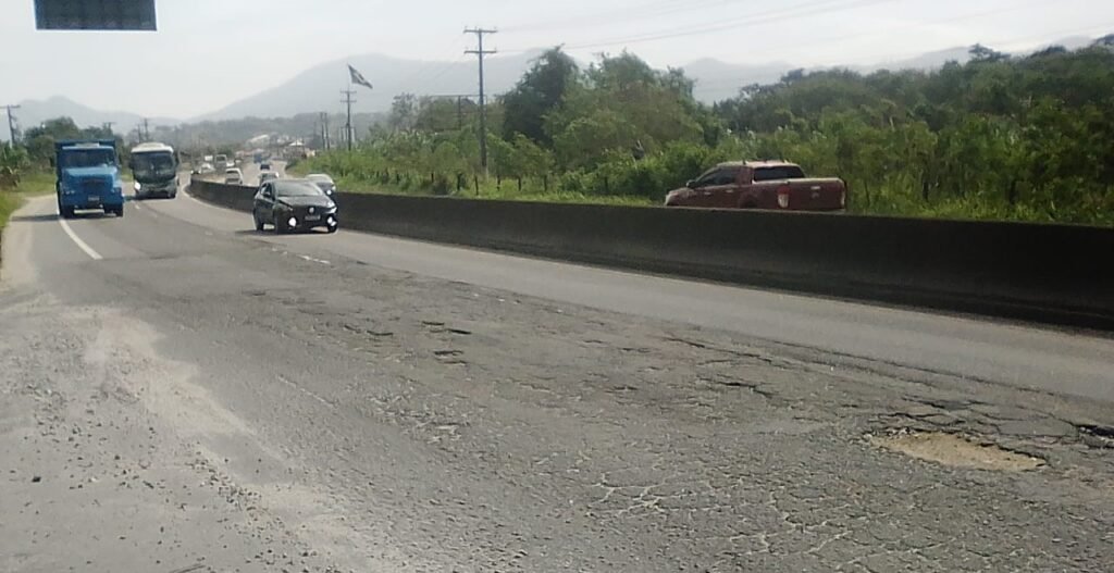 Maricá: Crateras na RJ-106 põem em risco vida de motoristas 10 cratera altura beverl