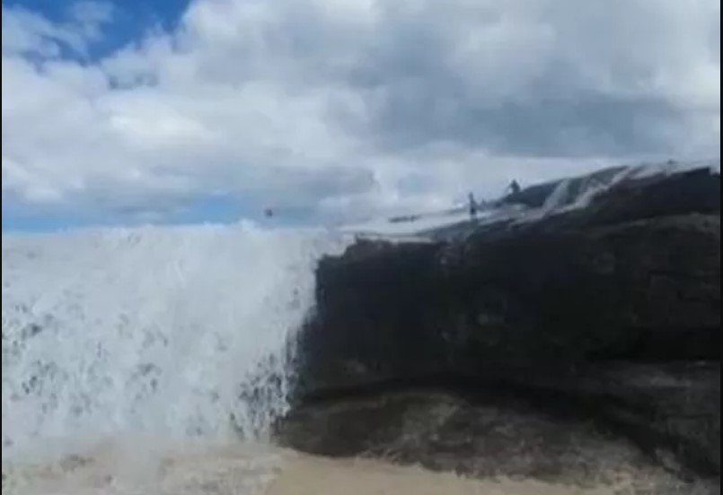 Onda gigante arrasta grupo de pessoas que observava surfistas em Niterói 2 onda itacoa