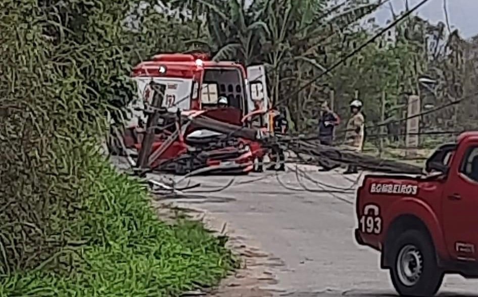 Motorista fica ferida após colidir contra poste na Estrada de Itaipuaçu 9 0101A59E 8BE7 40E0 9B60 C3114D5B2BE8