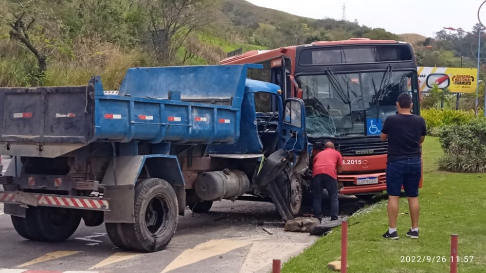 Maricá: Acidente entre ônibus e caminhão na RJ-106 em Inoã 9 caminhao e onibus 1