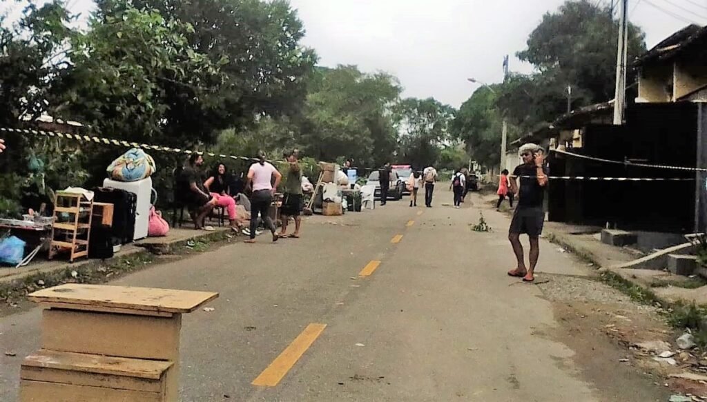 Maricá: Outras seis casas correm risco de desabamento na região central 10 casas interditadas marica rj