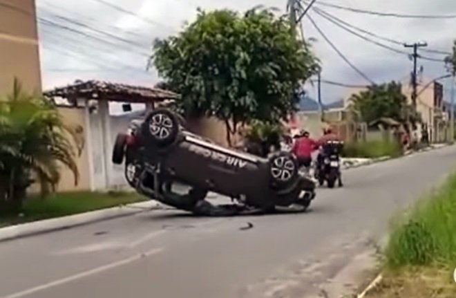 Itaipuaçu: Sete pessoas ficam feridas em capotamento 8 acidente cruzamento