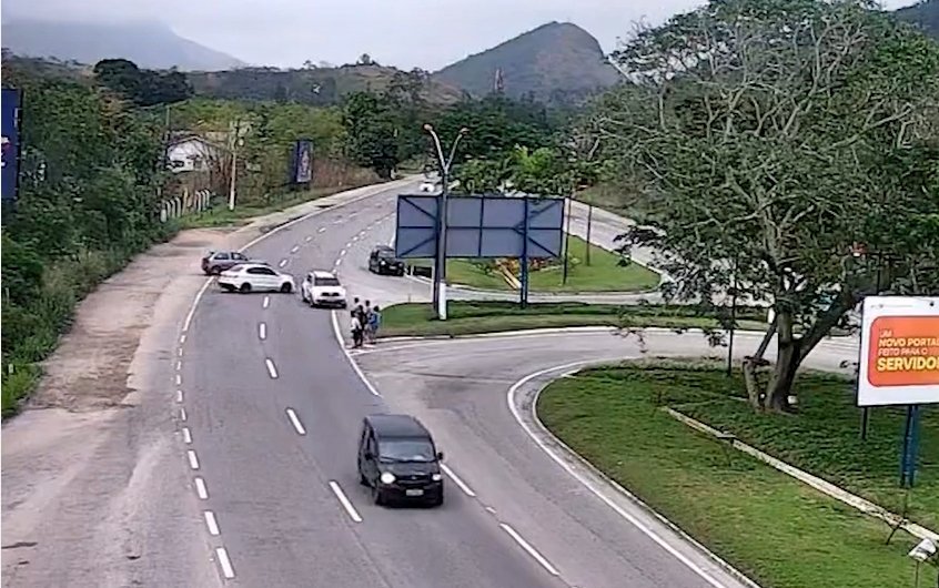 Maricá: Câmera da prefeitura flagra acidente 5 camera seg pmm rj106 mm