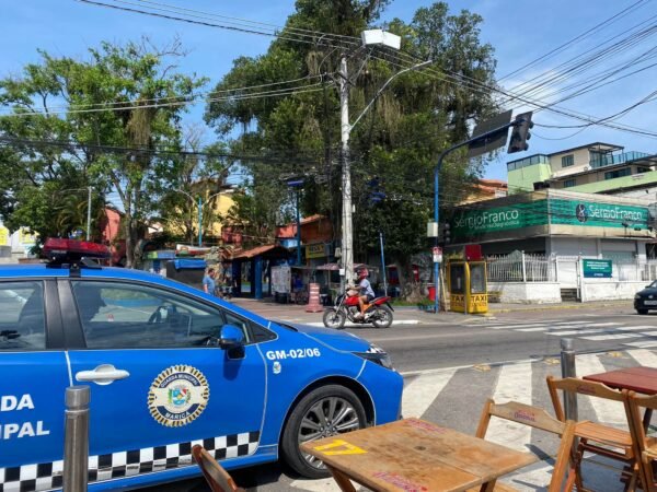 Maricá: Bagunça no trânsito com semáforo desligado 8 viatura guarda