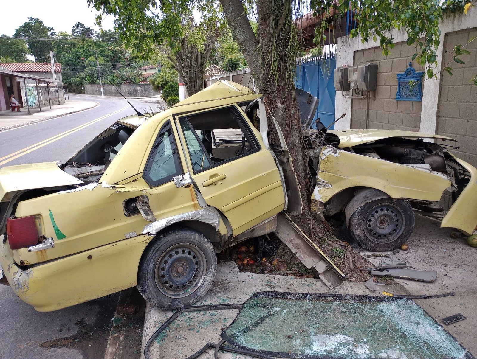 Maricá: Carro fica destruído em acidente durante a madrugada 7 acidente carro estrada velha sao jose 1