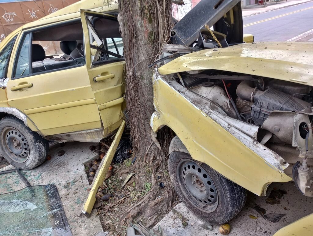 Maricá: Carro fica destruído em acidente durante a madrugada 8 acidente carro estrada velha sao jose