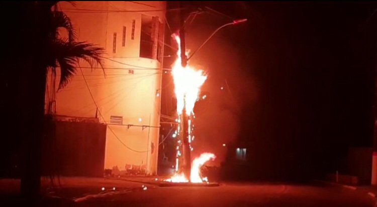 Maricá: Incêndio em poste gera instabilidade no fornecimento de energia na região central 8 fogo poste