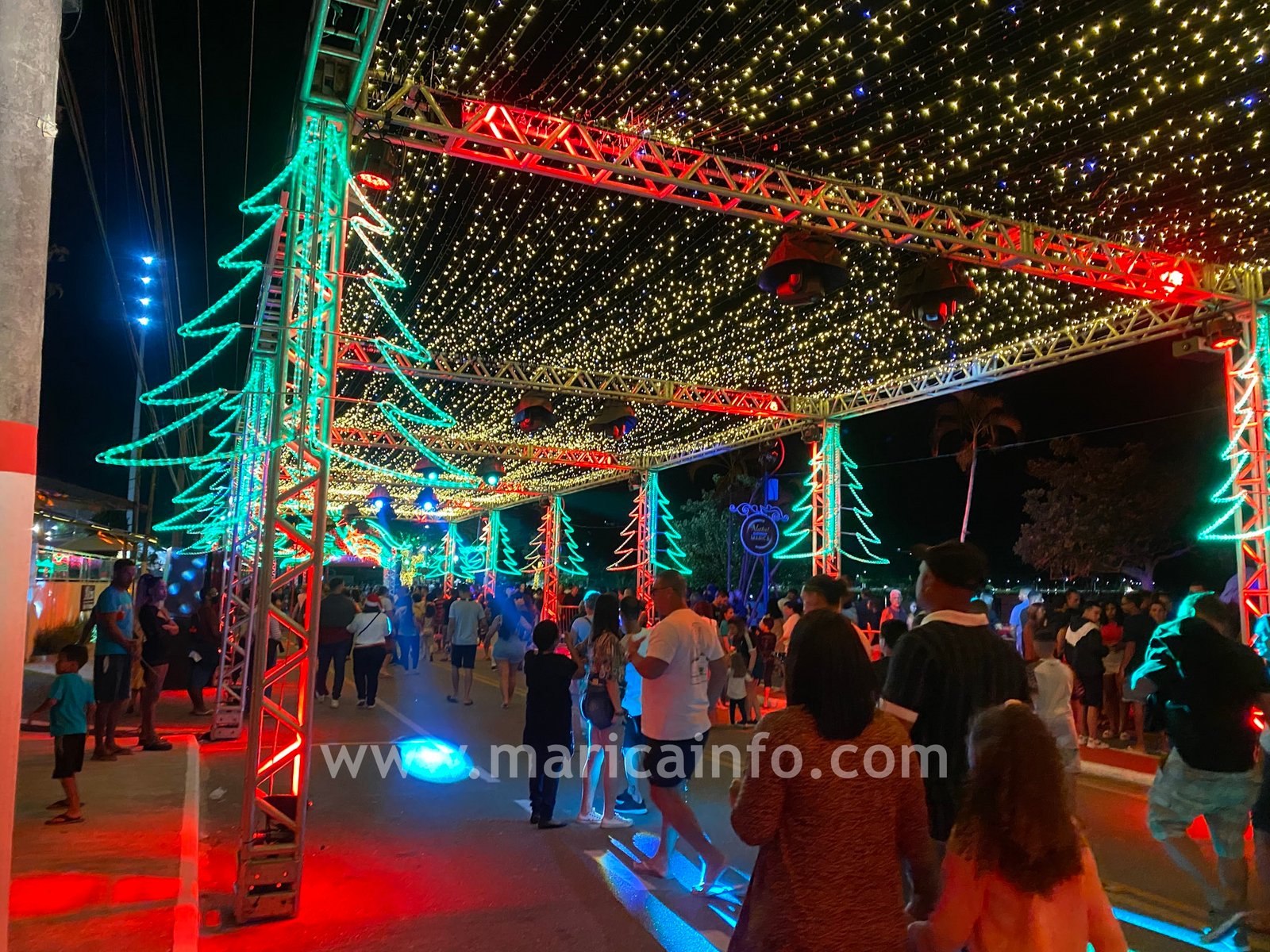 Natal Iluminado: Espetáculo das Águas Dançantes acontecerá até o dia 8 de janeiro 12 Edição de 2022 do Natal Iluminado de Maricá tem espetáculo das 'águas dançantes'.