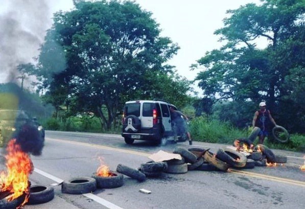 Manifestantes fecham rodovia que liga Maricá a Itaboraí 9 protesto