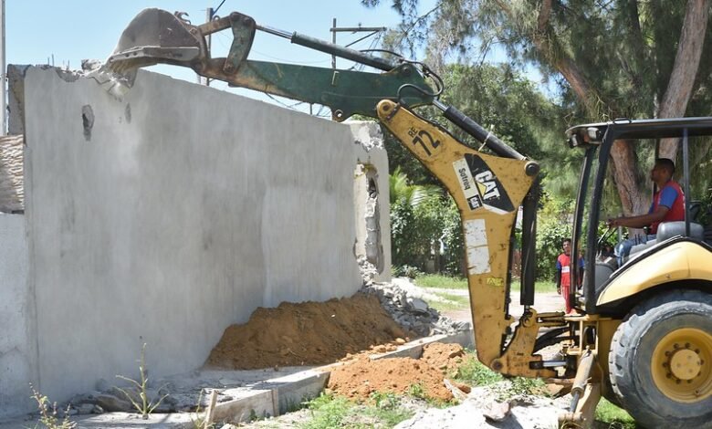 Prefeitura de Maricá derruba muro construído em área irregular 9 fiscalizacao muro