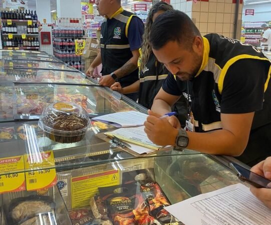 Maricá: Fiscalização descarta 10kg de alimentos impróprios para consumo em supermercado no Centro 8 fiscalizacao princesa defesa