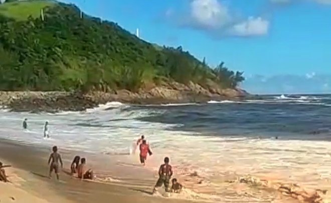 Guarda-vidas resgatam banhistas em dia de mar agitado em Maricá (RJ) 3 resgate ponta