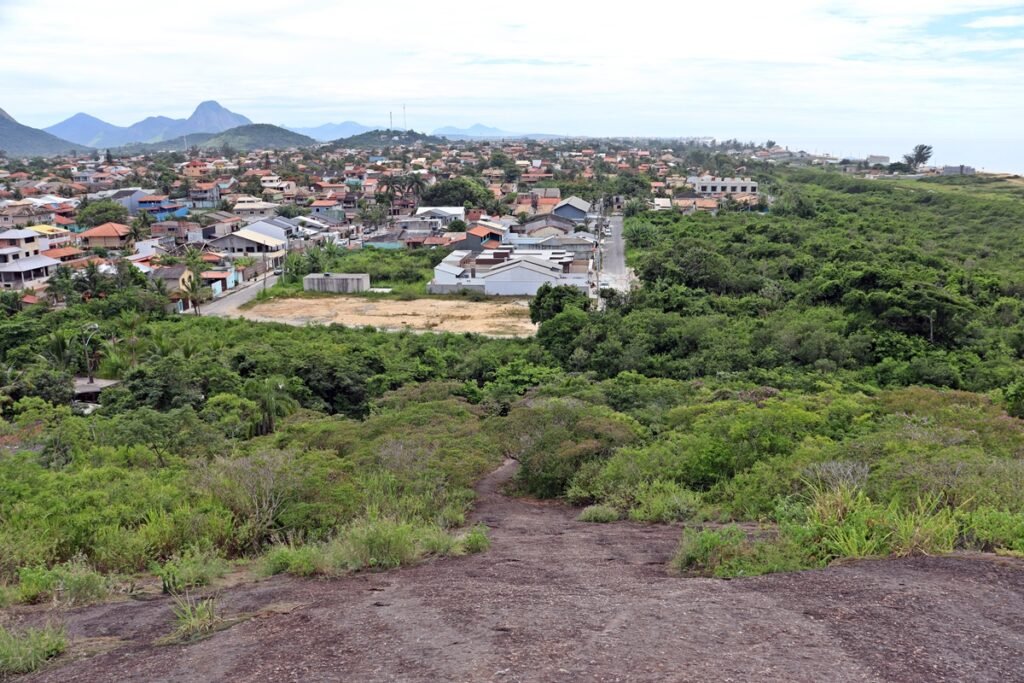 subida morro da peca trilha leve itaipuacu maricainfo