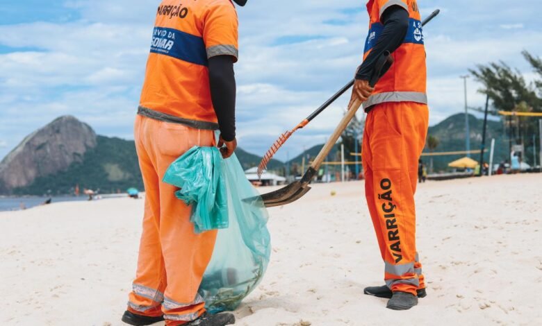 Maricá expande atendimento da Central de Serviços da SOMAR para incluir demandas de conservação 9 varricao praia lixo