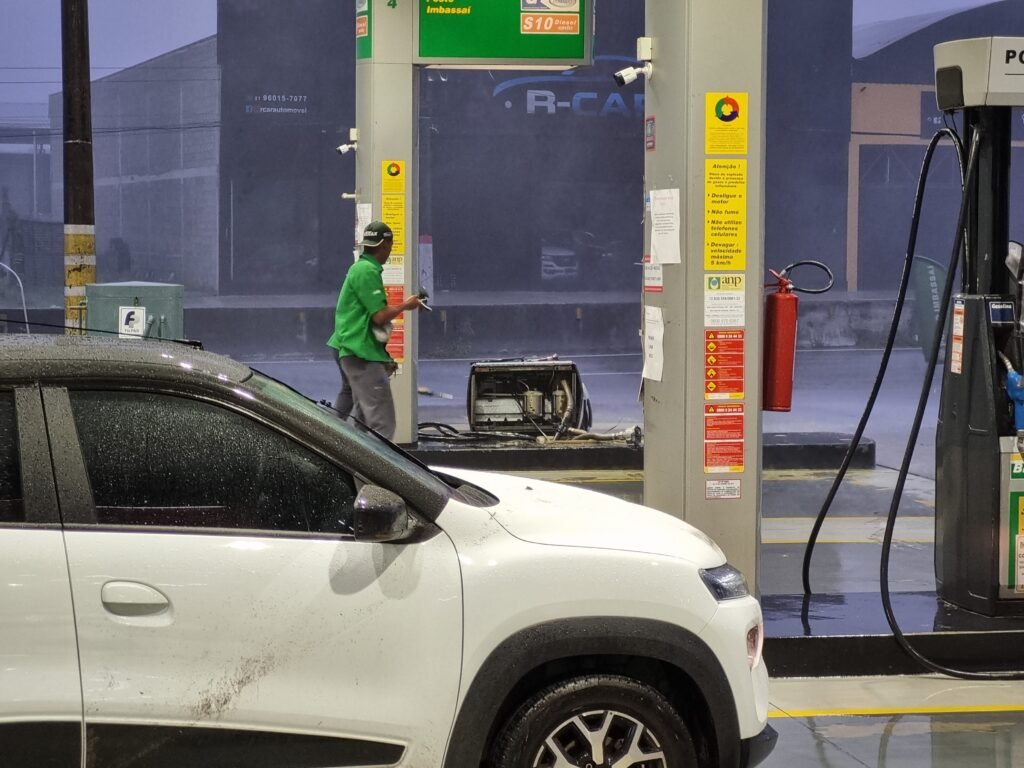 Maricá: Tempestade de verão derruba outdoor, interdita pista da RJ-106 e derruba bomba em posto de combustíveis 8 20230217 181333