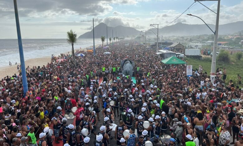 Carnaval Maricá 2026 promete nove dias de festa com blocos e palcos espalhados; confira a programação! 14 Bloco Tromba Nervosa arrastou multidão no Carnaval 2023 em Itaipuaçu. (foto: Adriano Marçal)