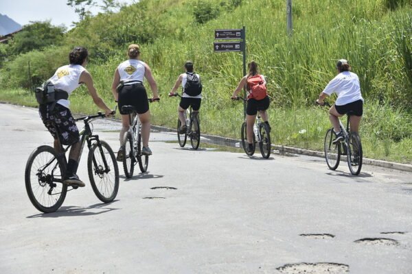 Família norueguesa cruza Maricá em rota ciclística 13 ciclistas noruegueses