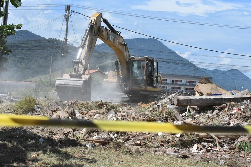 Maricá: Três construções sem licenças são demolidas 11 demolicao construca ponta negra 2