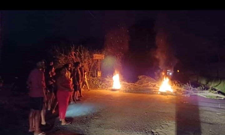 Maricá: Moradores há três dias sem energia fecham estrada em protesto 8 luz protesto