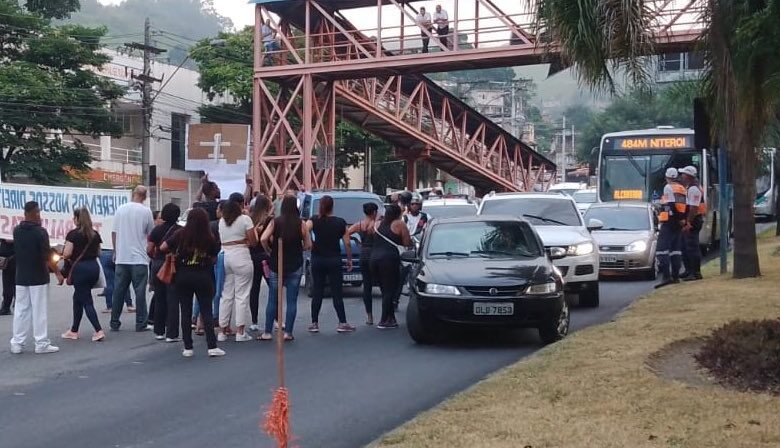 Ex-funcionários do Hospital Estadual Azevedo Lima fecham faixa da Alameda em Niterói 9 alameda niteroi hospital