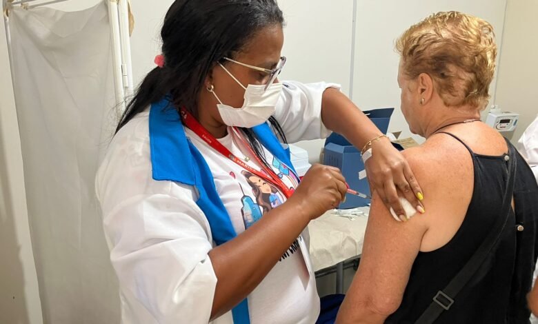 Maricá passa a aplicar reforço com vacina bivalente em pessoas entre 60 e 69 anos 9 aplicacao vacina