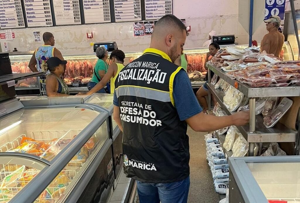 Maricá: Procon descarta mais de 150kg de carnes fora da validade em supermercado 12 carne grand marche 3
