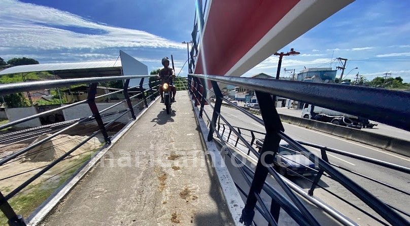 Em Maricá, passarelas são usadas para travessia de motos, colocando pedestres em risco 10 moto passarela