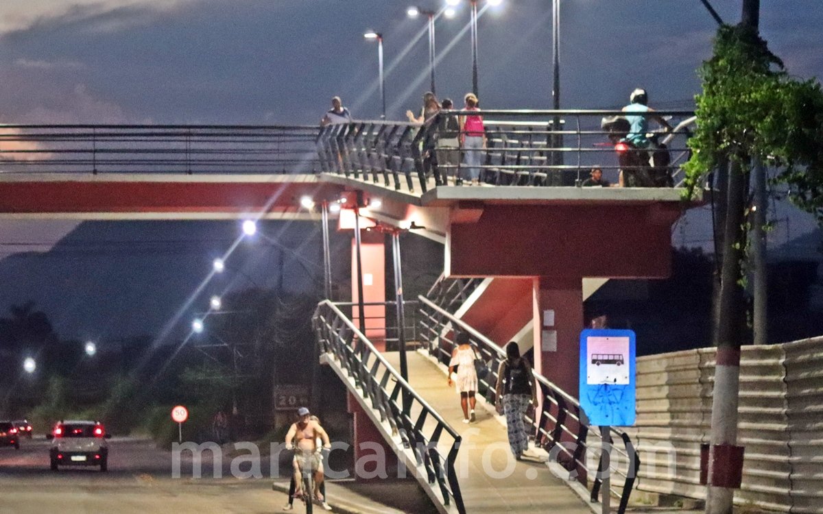 Em Maricá, passarelas são usadas para travessia de motos, colocando pedestres em risco 9 passarela moto itapeba marco 23