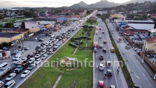 Acidente de trânsito deixa duas pessoas feridas em Maricá e causa congestionamento na RJ-106 5 Congestionamento RJ106 transito