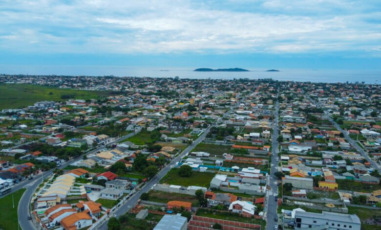 Prefeitura de Maricá notifica donos de terrenos para limpeza em Itaipuaçu; confira! 16 Jardim Atlântico Leste, bairro do distrito de Itaipuaçu, em Maricá. (foto: João Henrique / Maricá Info - Abril de 2023)