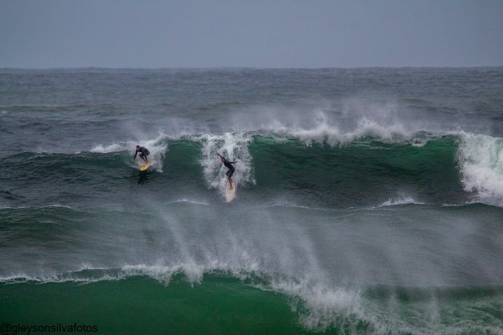 Maricá: Fotógrafo registra surfistas aproveitando ondas 'gigantes' em Jaconé 11 Ondas Swell Jacone 2023