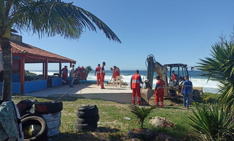 Maricá demole construção irregular à beira-mar 7 obra demolida